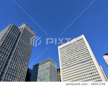 城市商業區的建築和藍天 98041349