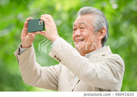 高級男性新鮮綠色肖像智能手機 98041820