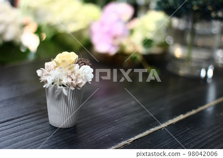 Preserved flowers on the table Preserved flowers on the table 98042006