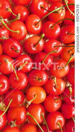 Smartphone wallpaper, cherries, lined up closely 98042636