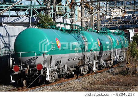 Taki 1000 freight car going through the Keihin industrial area 98043237