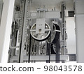 Elevator 2 98043578
