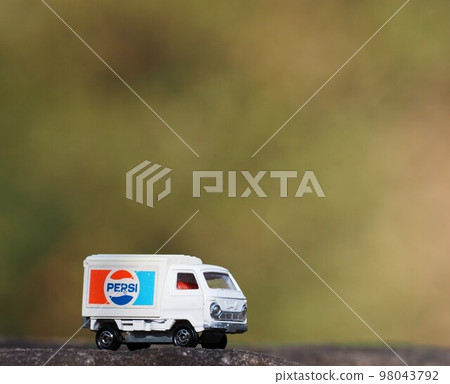 風景與微型車秋天 風景與微型車秋天 98043792