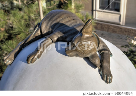 Sleeping cat. Sculpture in Odessa, Ukraine Sleeping cat. Sculpture in Odessa, Ukraine 98044094