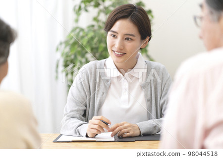 Care manager who conducts long-term care insurance certification survey Long-term care support specialist 98044518