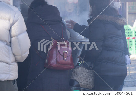 沐浴香爐人廟的炊煙 沐浴香爐人廟的炊煙 98044561