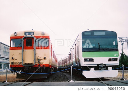 Kiha 58 series diesel cars and E231 series 500 series lined up at the vehicle factory 98045050