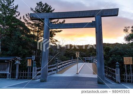 伊勢神宮宇治橋日出 98045501