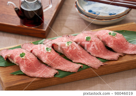 roast beef sushi 98046019