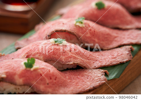 roast beef sushi 98046042