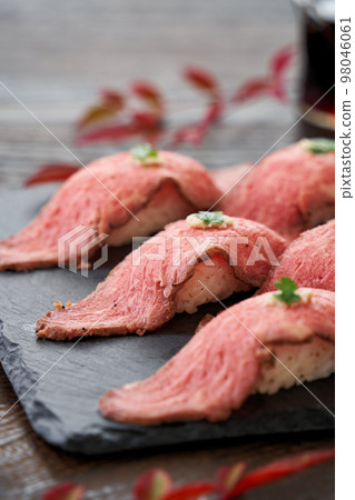 roast beef sushi 98046061