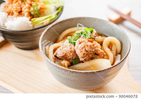丸子白菜烏冬面 丸子白菜烏冬面 98046078