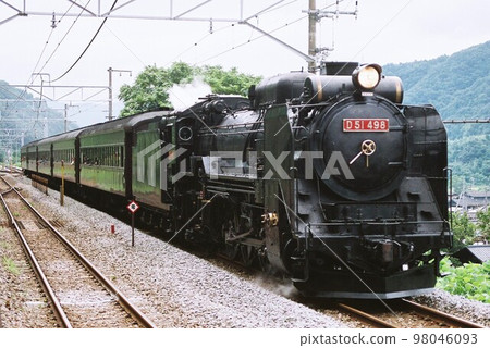 SL Retro Okutone with D51 type tow on the Joetsu Line 98046093