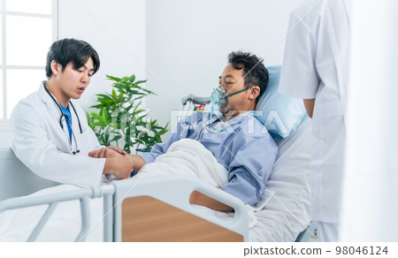 檢查住院重症監護病房的醫生 檢查住院重症監護病房的醫生 98046124