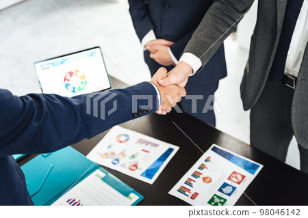Businessman shaking hands 98046142