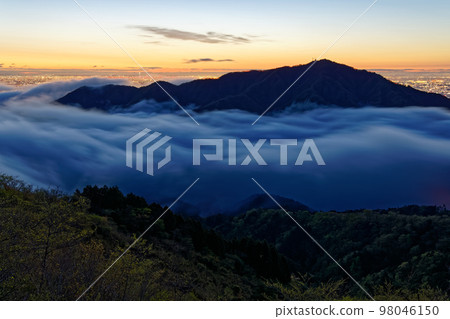 從丹澤表嶺和山之門看到的黎明時分的雲海和大山 從丹澤表嶺和山之門看到的黎明時分的雲海和大山 98046150