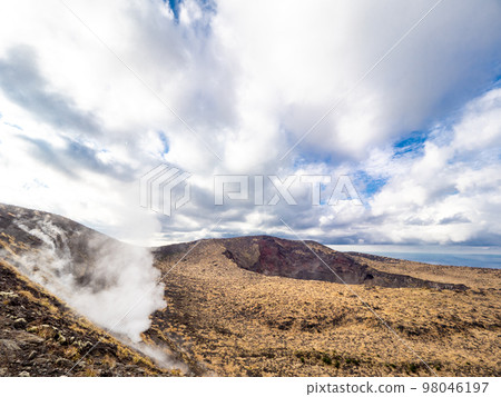 三原山火山口和周圍的火山羽狀物（東京大島町） 98046197