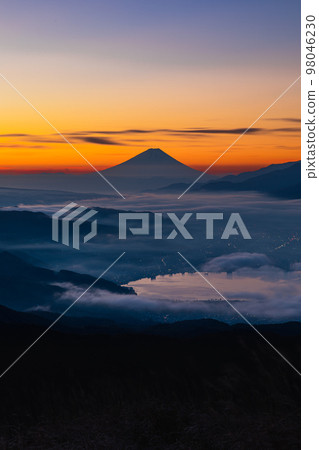 [Nagano Prefecture, Suwa] Takapotch Plateau with a view of Mt. Fuji and Lake Suwa 98046230