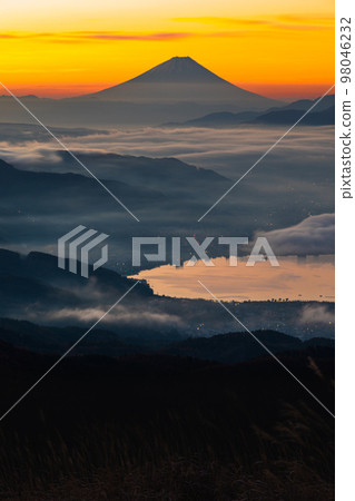 [Nagano Prefecture, Suwa] Takapotch Plateau with a view of Mt. Fuji and Lake Suwa 98046232