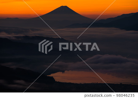 [Nagano Prefecture, Suwa] Takapotch Plateau with a view of Mt. Fuji and Lake Suwa 98046235