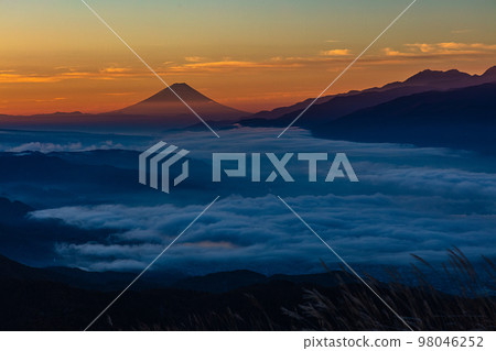 [Nagano Prefecture, Suwa] Takapotch Plateau with a view of Mt. Fuji and Lake Suwa 98046252