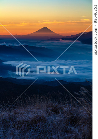 [Nagano Prefecture, Suwa] Takapotch Plateau with a view of Mt. Fuji and Lake Suwa 98046253