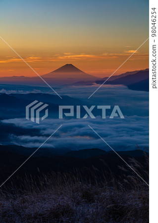 [Nagano Prefecture, Suwa] Takapotch Plateau with a view of Mt. Fuji and Lake Suwa 98046254