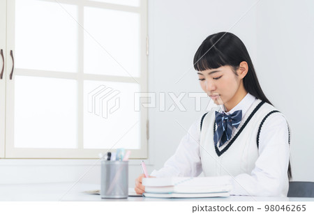 Female student studying, cram school, university entrance exam 98046265
