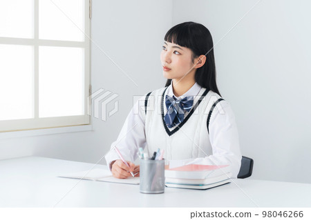 Female student studying, cram school, university entrance exam 98046266