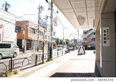 In front of Toshimaen Station on the Toei Oedo Line 98046349