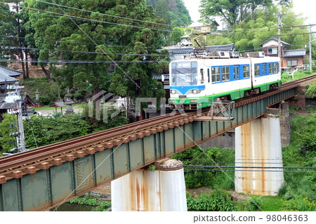 火車穿越鐵橋 98046363