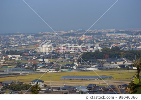 從山上可以看到藍天、城市景觀、田野和鐵軌的景色。 從山上可以看到藍天、城市景觀、田野和鐵軌的景色。 98046366
