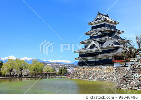 【長野】北阿爾卑斯山和櫻花盛開的松本城 【長野】北阿爾卑斯山和櫻花盛開的松本城 98046480