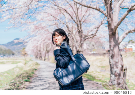 櫻花和高中生 98046813
