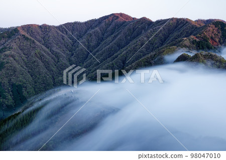 Takigumo over the Omote Ridge and the mountain range towards Mt. Tonodake seen from Sannotou 98047010