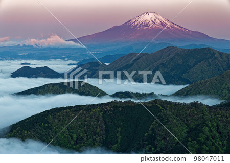 Mt.Fuji and sea of clouds at sunrise from Tanzawa Omote Ridge and Sannoto 98047011