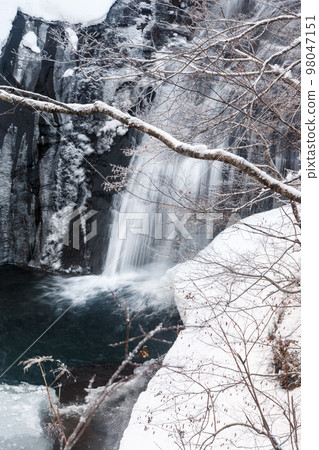 北海道惠庭市冬季白泉瀑布（惠庭溪谷）[12月] 98047151