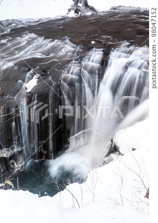 北海道惠庭市冬季白泉瀑布（惠庭溪谷）[12月] 98047152