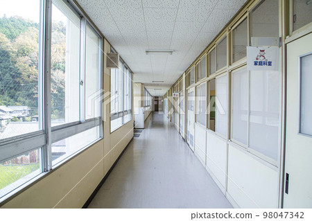 長長的空蕩蕩的走廊 98047342