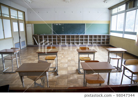 安靜的教室和課桌 98047344