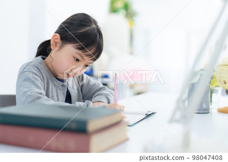 Girl studying 98047408