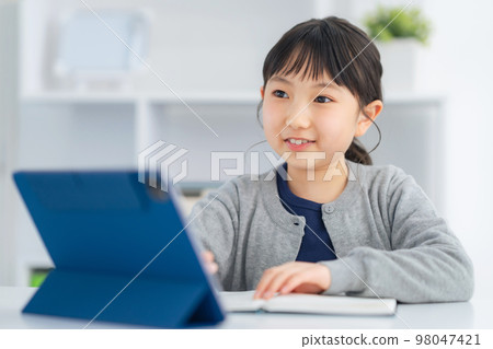 在平板電腦上學習的女孩在線課程 98047421