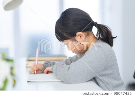 Girl studying 98047425