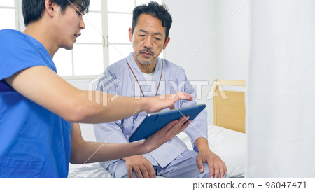 一位患者在看平板電腦時接受解釋 一位患者在看平板電腦時接受解釋 98047471