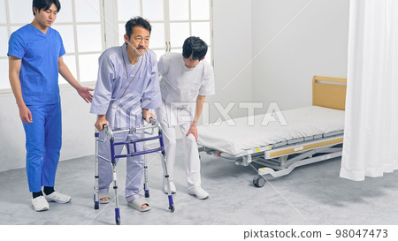 患者和護理人員使用助行器進行康復 98047473