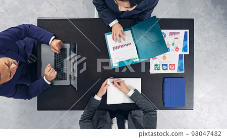 A group of business people having a meeting in the office A true bird's-eye view 98047482