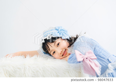 Girl in a dress Photo studio Shichi-go-san half coming-of-age ceremony Girl in a dress Photo studio Shichi-go-san half coming-of-age ceremony 98047633