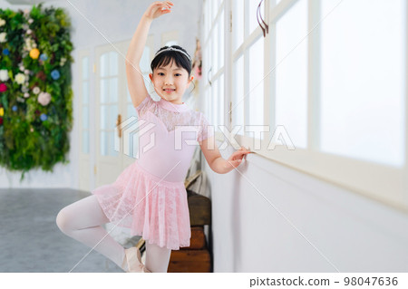 Ballerina girl ballet studio 98047636