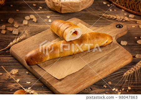 Bun with ham and cheese 98047863