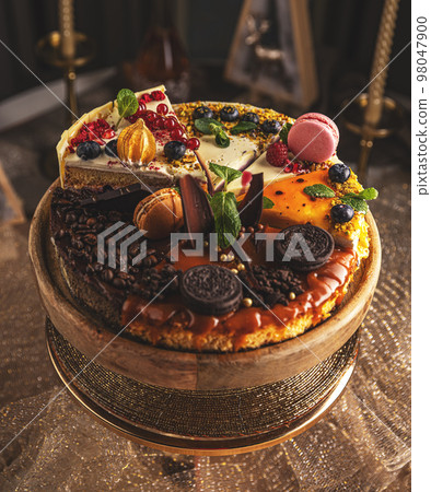 Different slices of various cakes 98047900